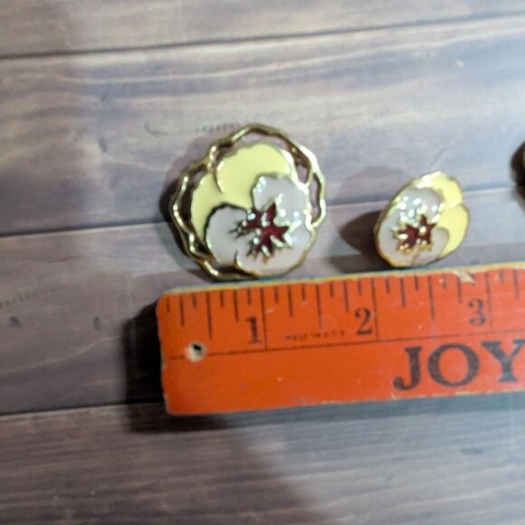 Vintage Enamel Pansy Brooch & Clip-On Earrings Set Yellow Floral Gold-Tone Acces - Picture 5 of 5